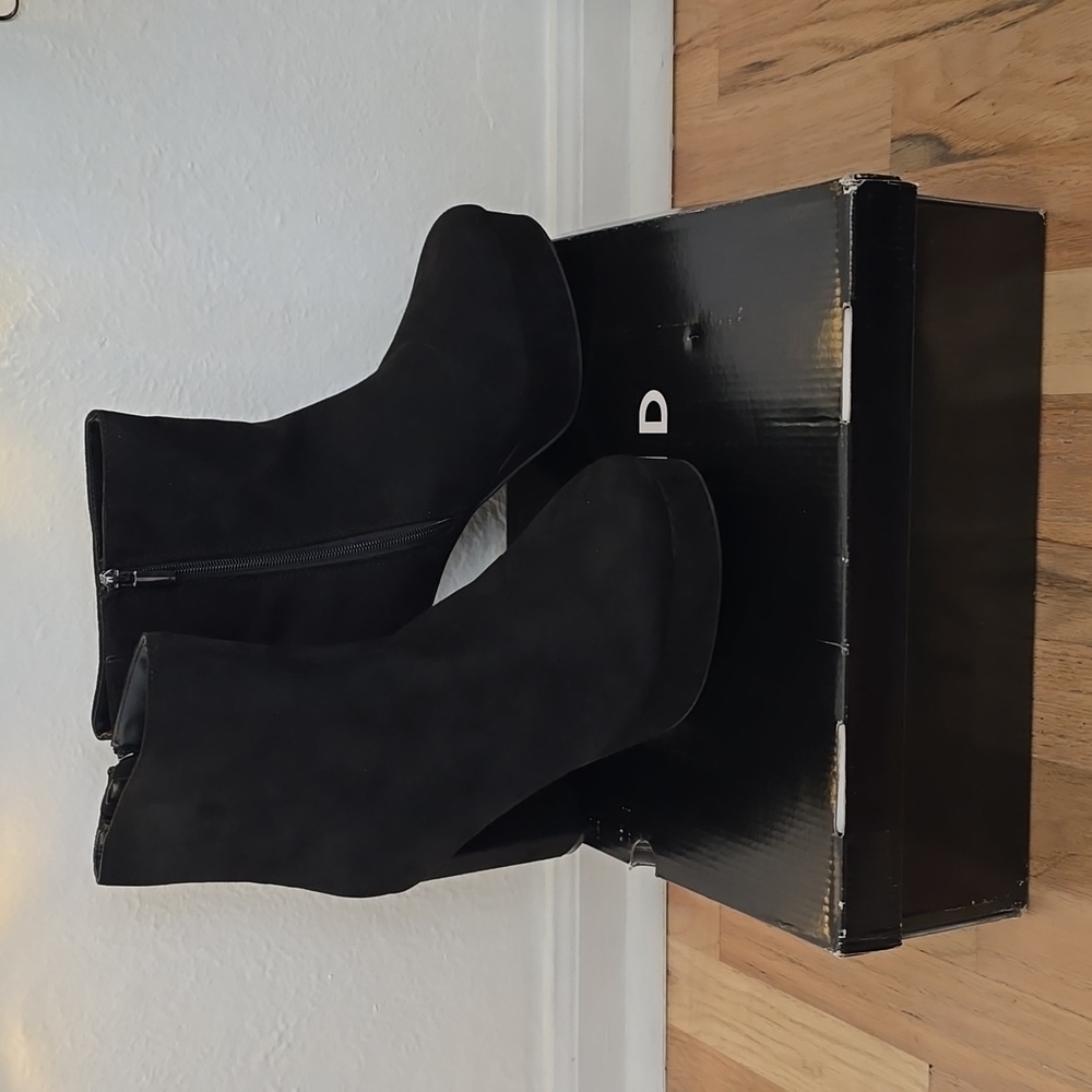 NIB Torrid Platform Suede Booties 13W